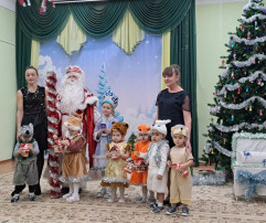 Новогодние елки в младших группах Новогодние елки в младших группах.