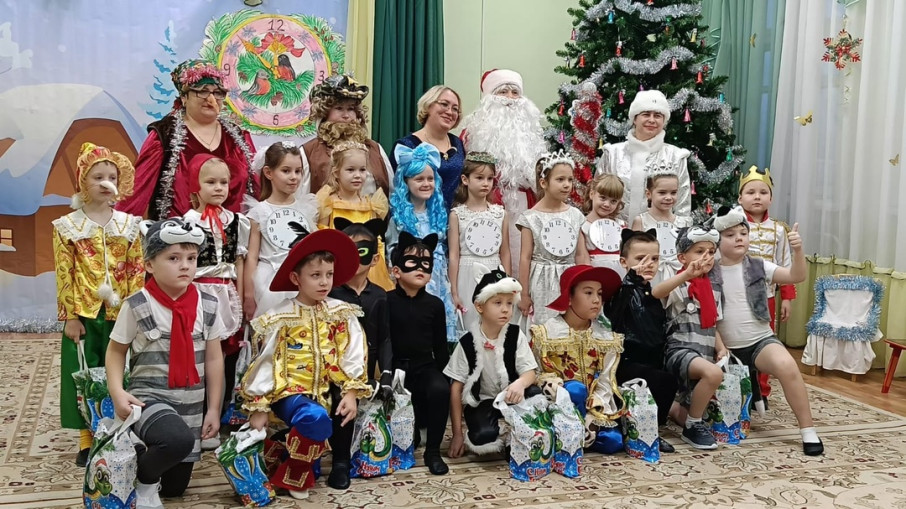 Новогодние елки в старших группах Новогодние елки в старших группах.